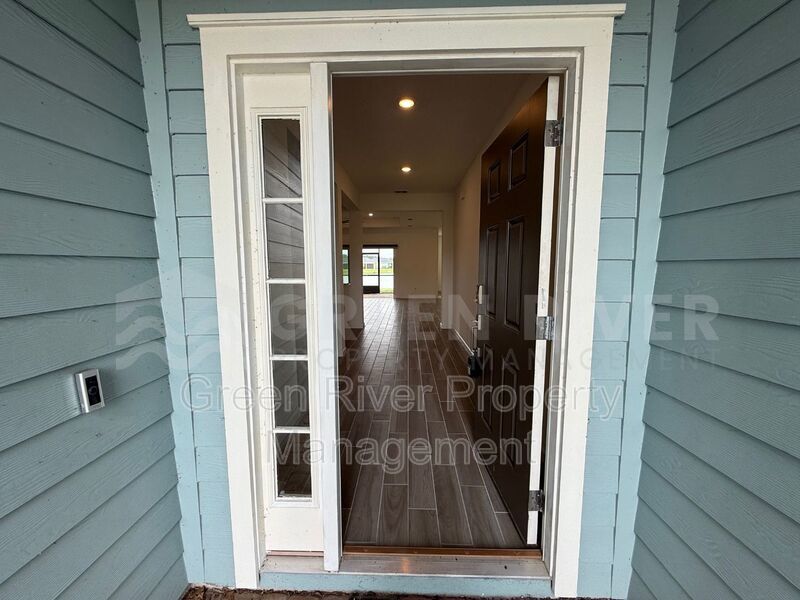 Spacious 4-Bed, 2-Bath Home with 3-Car Garage in Granary Park – Resort-Style Amenities! property image