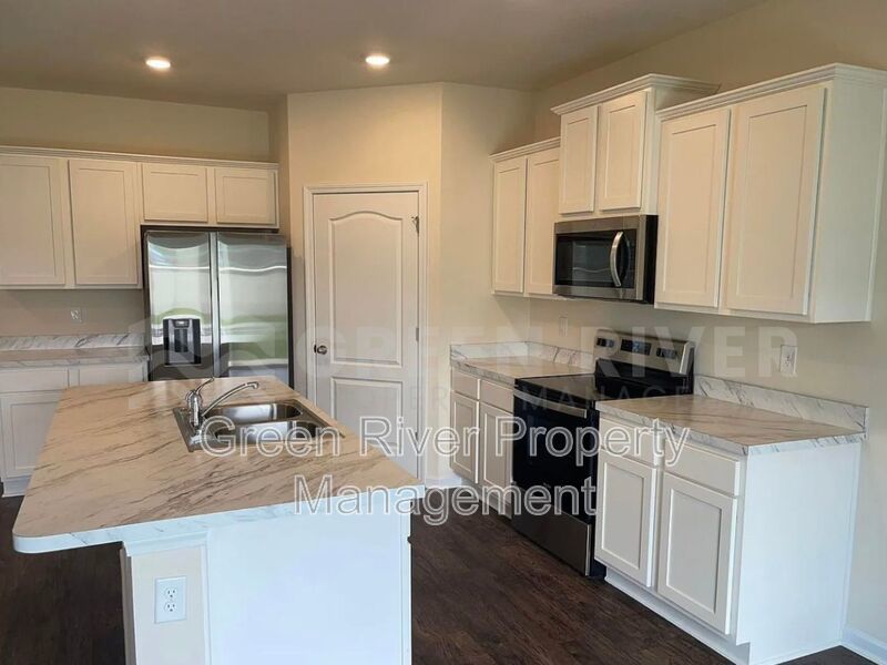Your Green Cove Getaway in Willow Springs: 5 Beds, 3 Baths & So Much More! property image