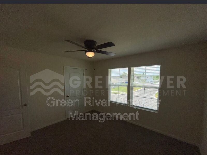 Your Green Cove Getaway in Willow Springs: 5 Beds, 3 Baths & So Much More! property image