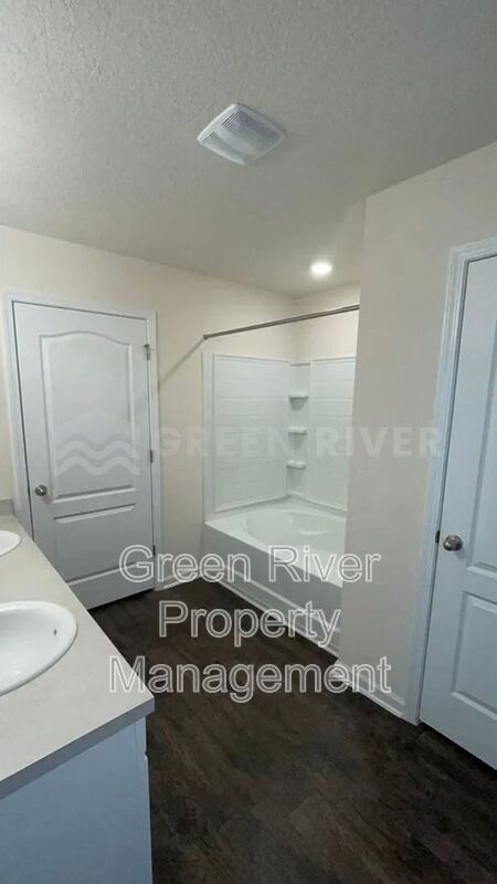 Your Green Cove Getaway in Willow Springs: 5 Beds, 3 Baths & So Much More! property image