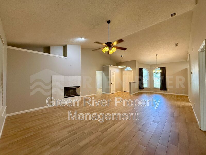 Vaulted Ceilings, Modern Finishes & Pet-Friendly Living – Your Perfect Collins Ridge Retreat Awaits! property image