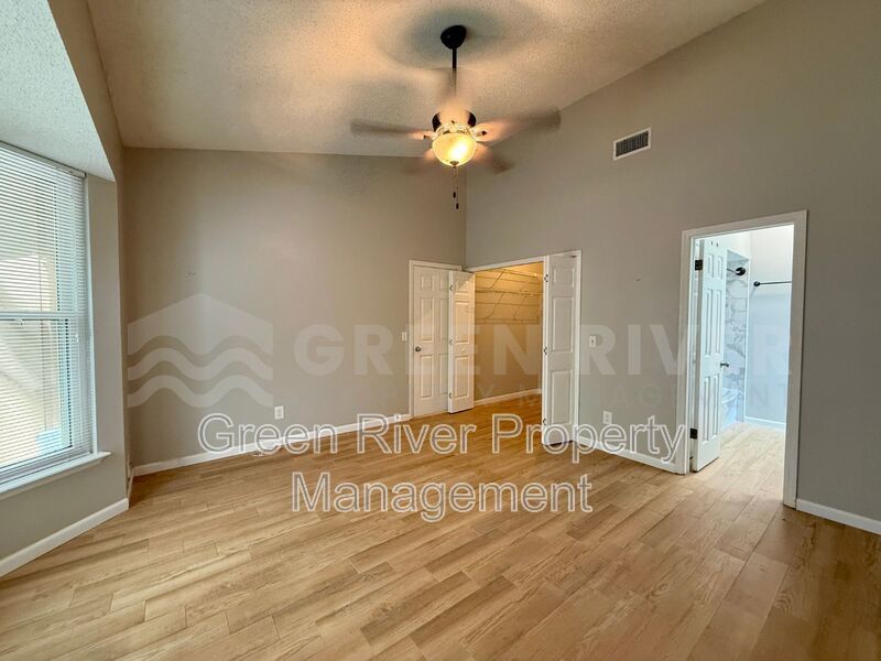 Vaulted Ceilings, Modern Finishes & Pet-Friendly Living – Your Perfect Collins Ridge Retreat Awaits! property image