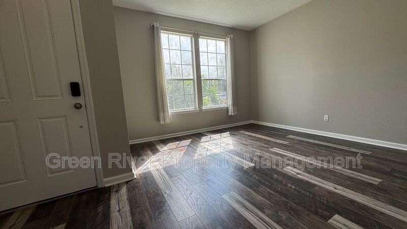 Spacious 3-Bedroom Townhome in Oakleaf Plantation with Screened Porch & Resort-Style Amenities property image